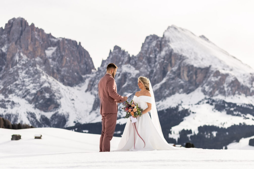winter elopement ceremony at alpe di siusi