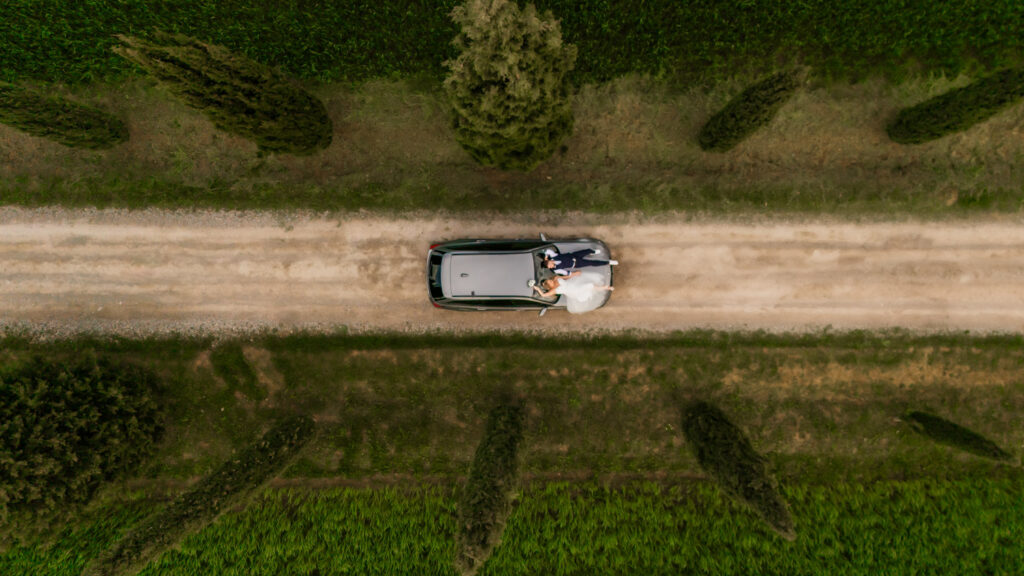 romantic bride and groom in tuscany