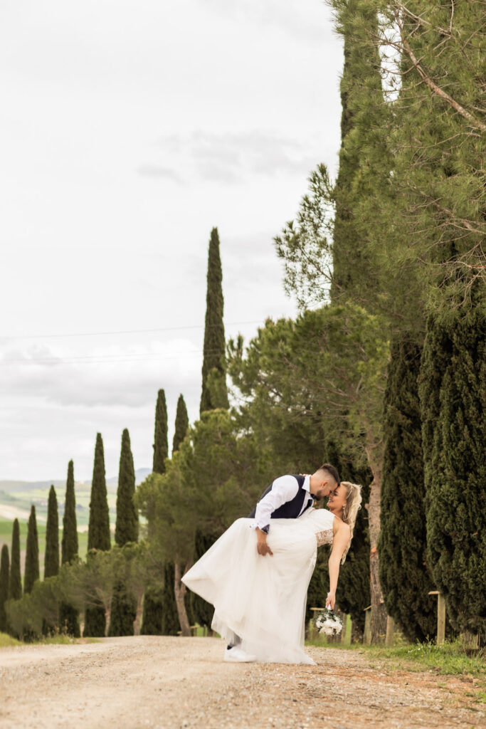 romantic bride and groom in tuscany
