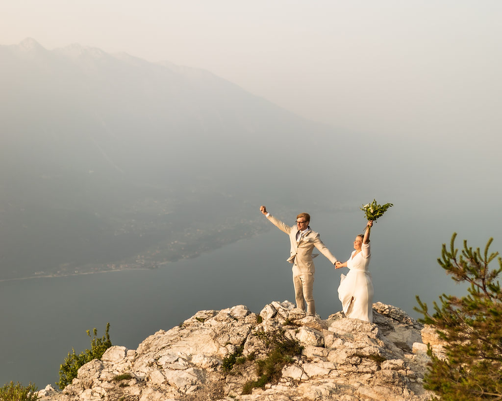playful adventure elopement couple in lake garda