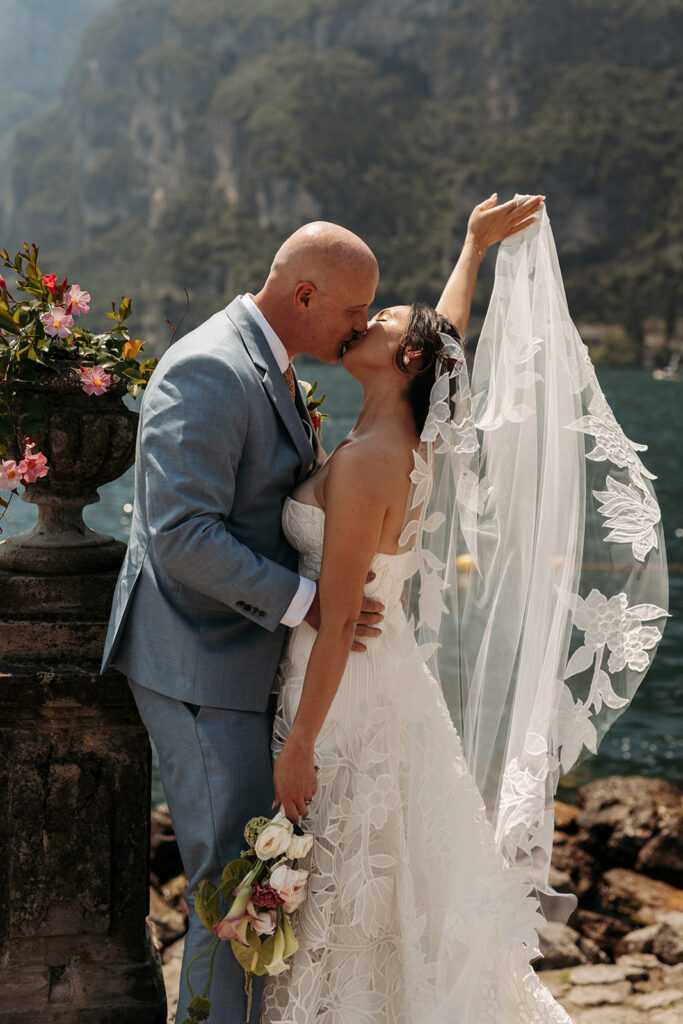 elopement couple kissing at lake garda